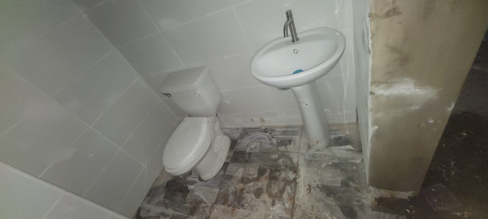 Instalación de baños y bajantes pluviales en proyecto calle américo Lugo-villa juana